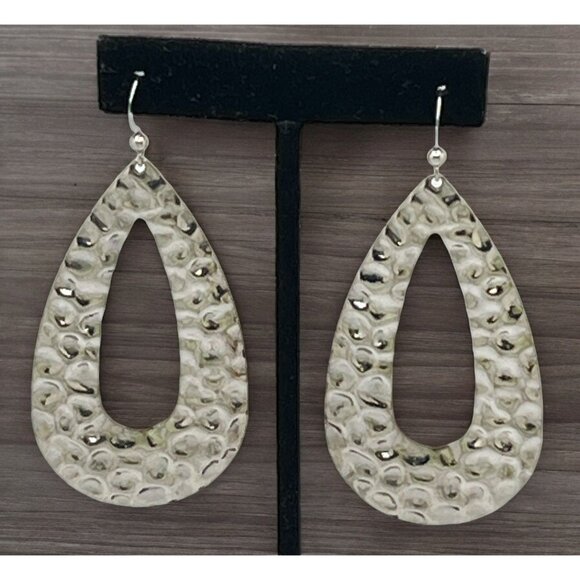 Silver Tone Earrings Hammered Metal Teardrop Dangle Retro 80s Boho Chic - Picture 1 of 6